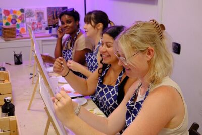 Rome Art Class: Painting & Unlimited Wine - Unlimited wine and Roman pizza: how the evening stays fun