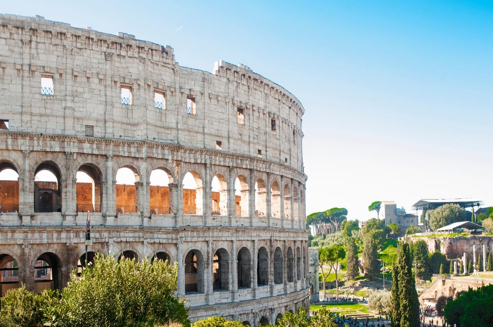 Rome: Colosseum Arena, Roman Forum & Palatine Tour - Palatine Hill: the view explains why rulers lived there