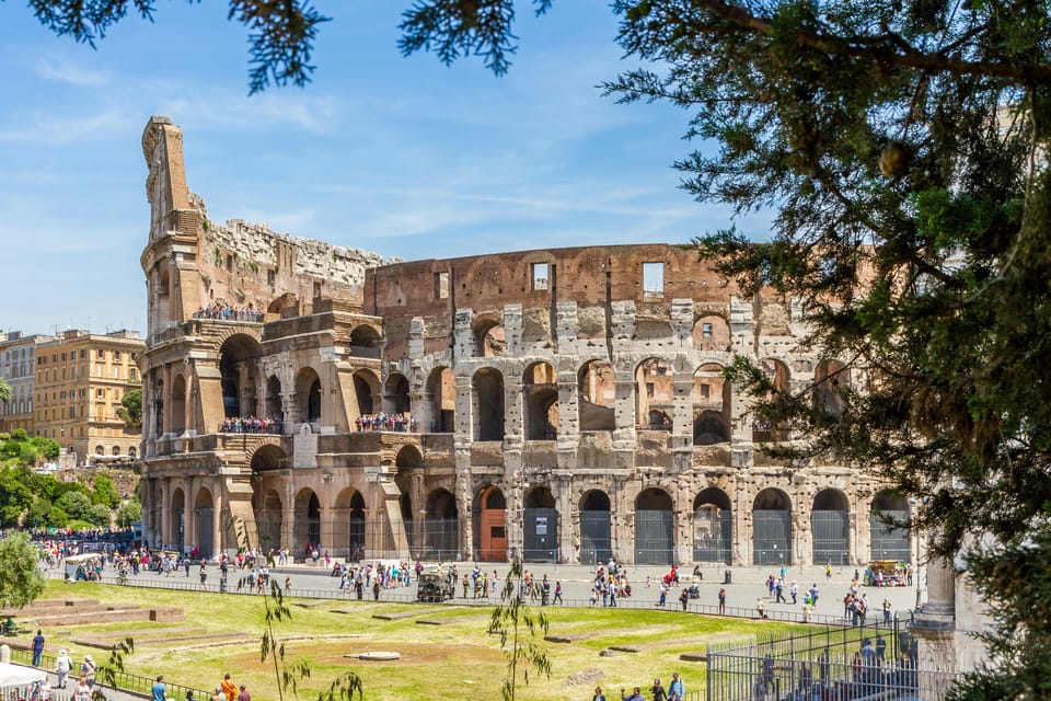 Rome: Colosseum, Roman Forum, and Palatine Hill Experience - Palatine Hill: where legends and daily power overlap