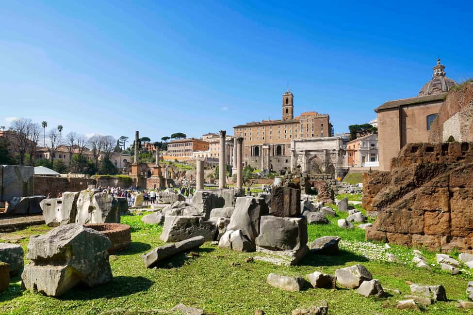 Rome: Colosseum, Roman Forum & Palatine Hill Guided Tour - Language options: English and Spanish without losing the story