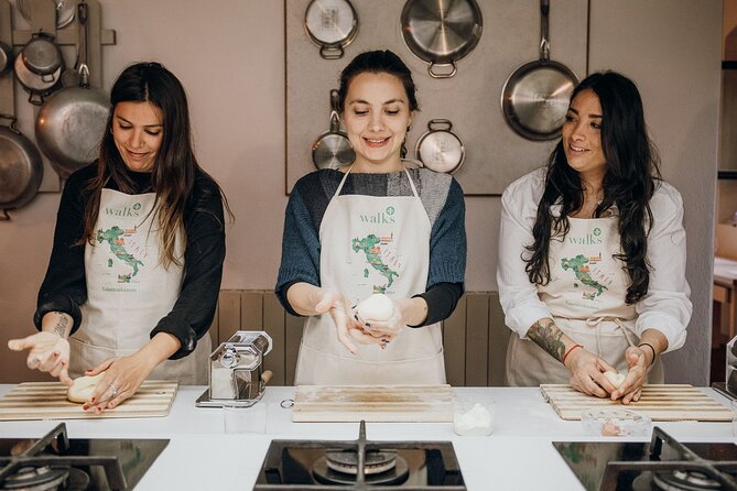 Rome Cooking Class: Make Pasta, Dine & Drink Wine With Local Chef - The aperitivo start: prosecco plus classic Italian bites