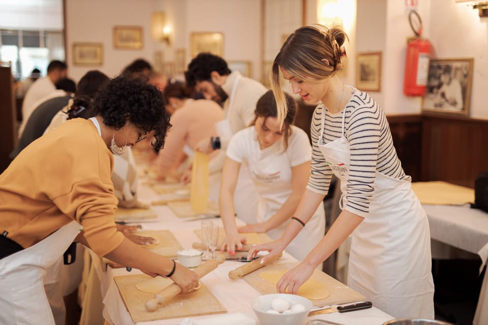 Rome: Pasta and Tiramisu Cooking Class in Piazza Navona - Choosing Your Sauce: Carbonara, Cacio e Pepe, Pomodoro, or Pesto