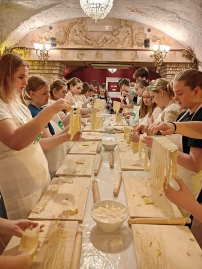 Rome: Pasta & Tiramisu Cooking Class near the Spanish Steps - Checking in at Trattoria Amici (and how the room works)