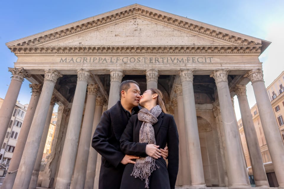 Rome: Personalized Photoshoot outside the Colosseum - Timing and crowd management: when your camera is pointed matters
