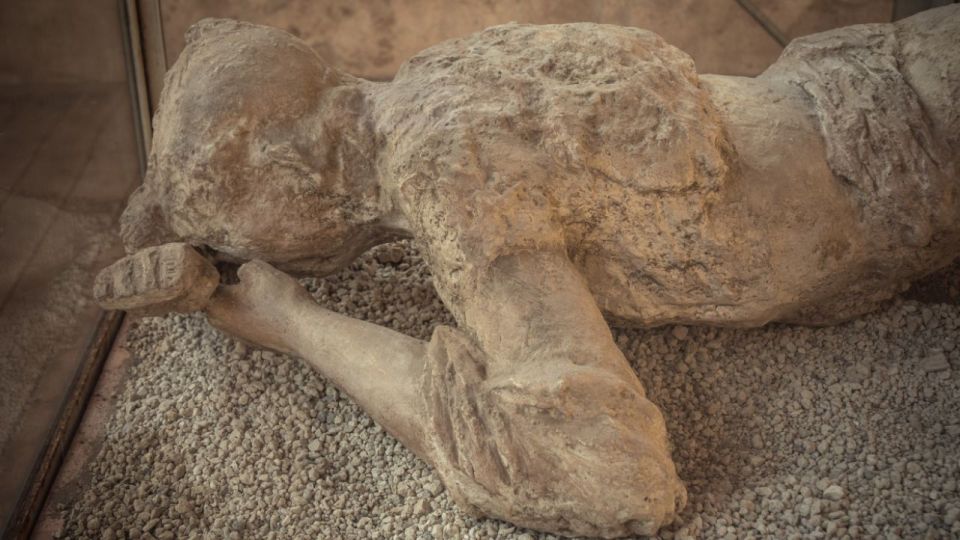 Rome: Pompeii Tour with Wine and Lunch by High Speed Train - Pompeii entry with skip-the-line and a guided walk