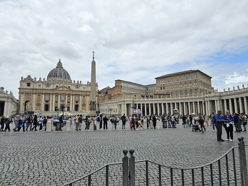 Rome: St. Peter's Basilica, Dome, and Vatican Grottoes Tour - Papal Altar under Bernini’s Baldachin: the center of gravity