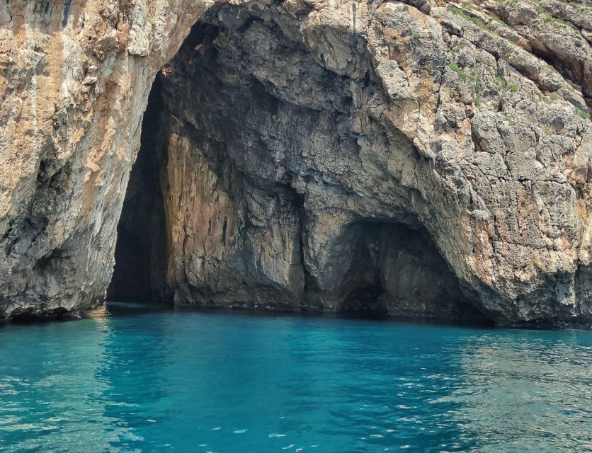Santa Maria di Leuca: Caves Boat Tour - Boat handling and the best view angle