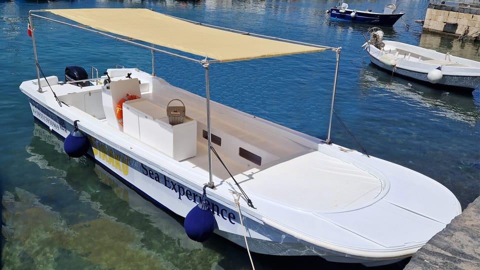 Siracusa: Ortigia & Sea Caves Boat Tour with Sunset Apertif - Music, Guide Style, and How Commentary Can Vary
