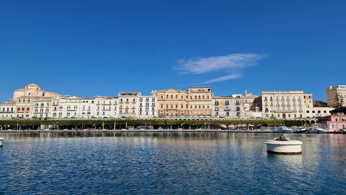 Siracusa: Ortigia & Sea Caves Speedboat Tour with Swim Stop - Boats, skippers, and guiding styles: from Antonio to Chris