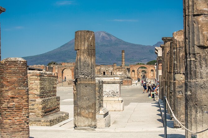 Skip-the-Line Pompeii Guided Tour from Sorrento - Via dell’Abbondanza: the main street tour in 10 minutes