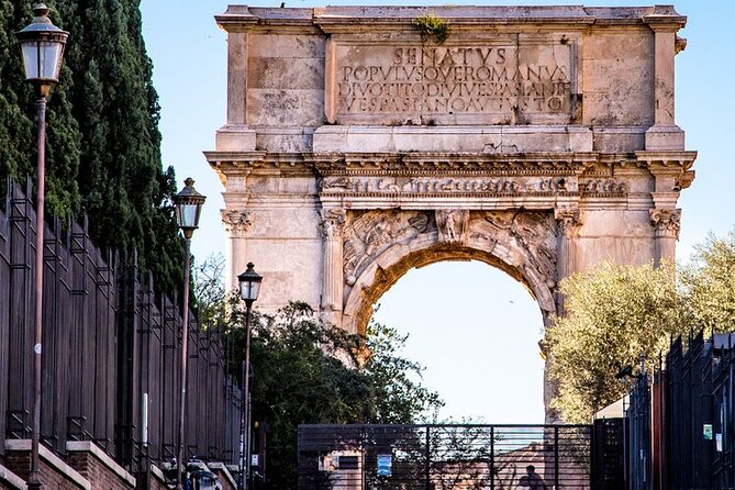 Small Group Tour: Colosseum & Roman Forum with Arena Floor Access - What makes the small group format work