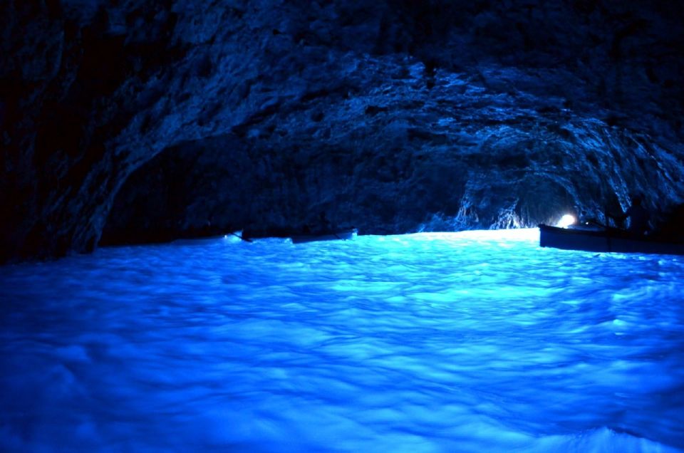 Sorrento: Capri and Blue Grotto Boat Cruise with Drinks - Boat comfort and group vibe: what to watch for