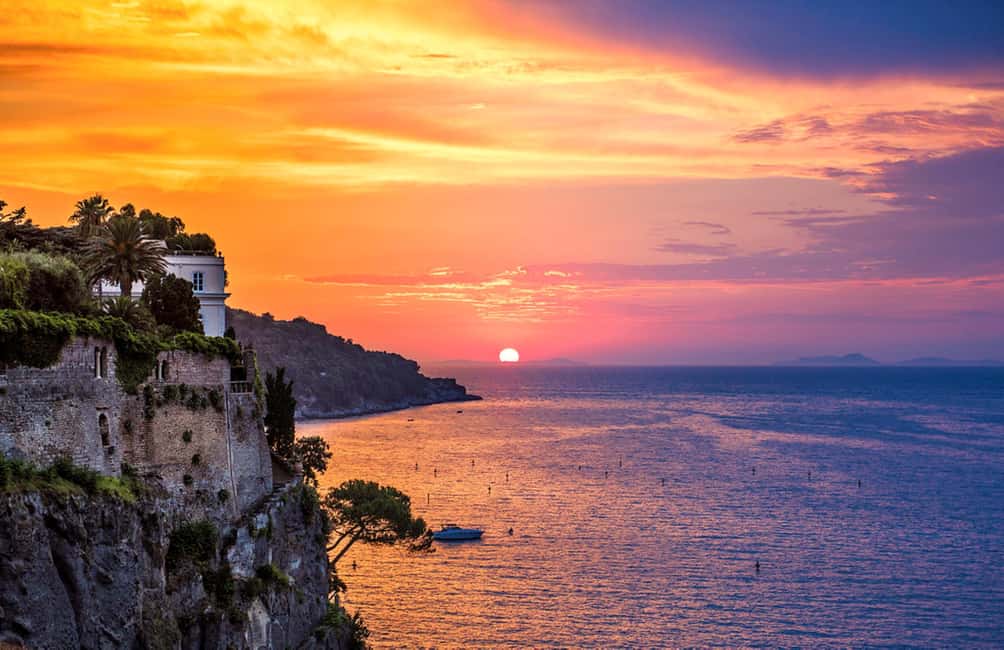 Sorrento: Night time Walking Tour & Limoncello Tasting - Down to Marina Grande: port atmosphere and the climb back up