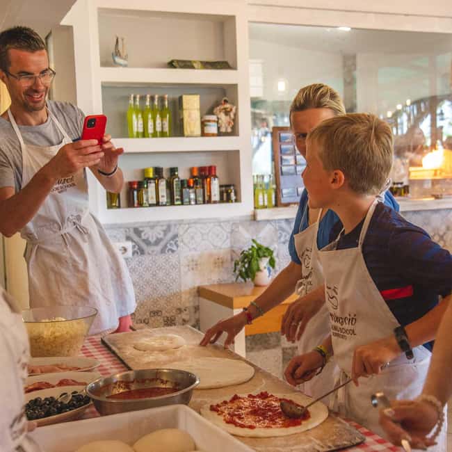 Sorrento: Pizza Making Course - Language support and group vibe in Sorrento