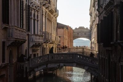St. Mark's Basilica & Doge Palace + Murano, Burano Guided Tour - Entering Doge’s Palace: power rooms, Bridge of Sighs, prisons