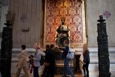 St. Peter’s Basilica Priority Access Tour with Dome & Crypt - Meeting at Caffè Leonina and the first push past the crowds