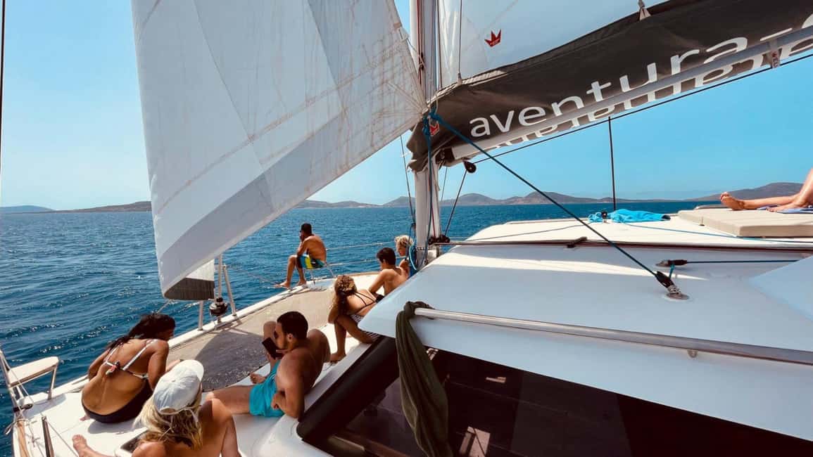 Stintino: Half-day catamaran tour to La Pelosa with aperitif - The aperitif: wine plus pecorino and sausage board