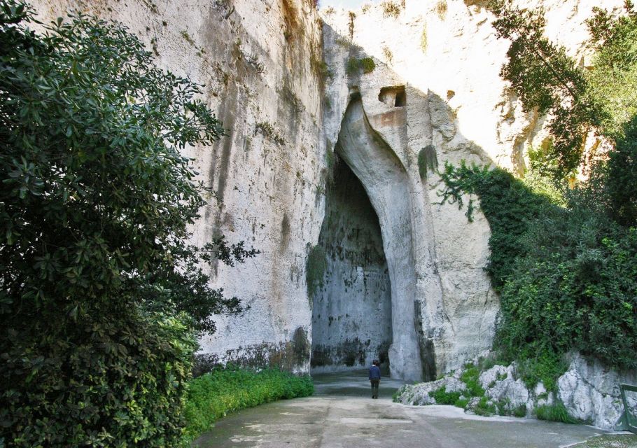 Syracuse: Neapolis Archaeological Park Small Group Tour - Altar of Hieron II and the Roman Amphitheater: the final chapters