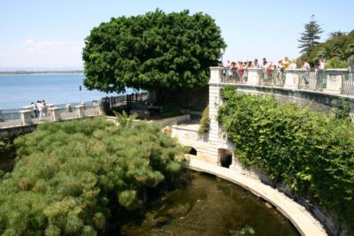 Syracuse: Ortigia Classic Walking Tour - Archimedes Square and Diana Fountain: small stops, big wayfinding