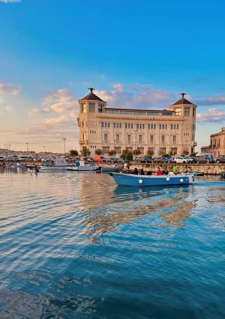 Syracuse: Ortigia Island and Sea Caves Boat Tour with Drinks - Guides, language support, and the storytelling style