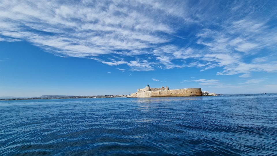 Syracuse: Pillirina, Ortigia, and Sea Caves Tour by Boat - Your captain and guide: how the commentary works when languages mix