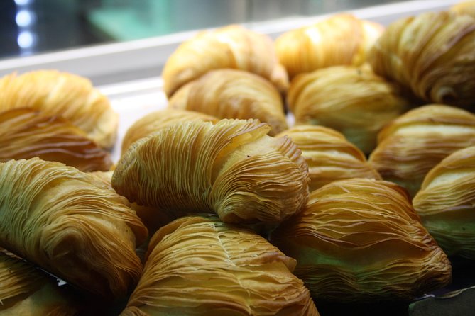 Tasty Naples Street Food Tour of MustEat Gourmet Specialties and MustSee Sites - Via San Gregorio Armeno: Artisan Shops and Pizza Fritta