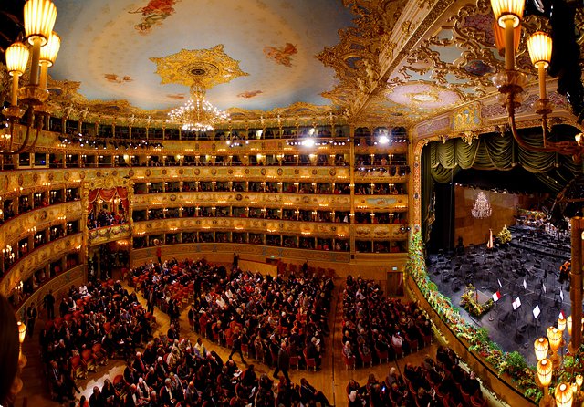 Teatro La Fenice Tour in Venice - Getting an English tour: what can speed things up or slow them down