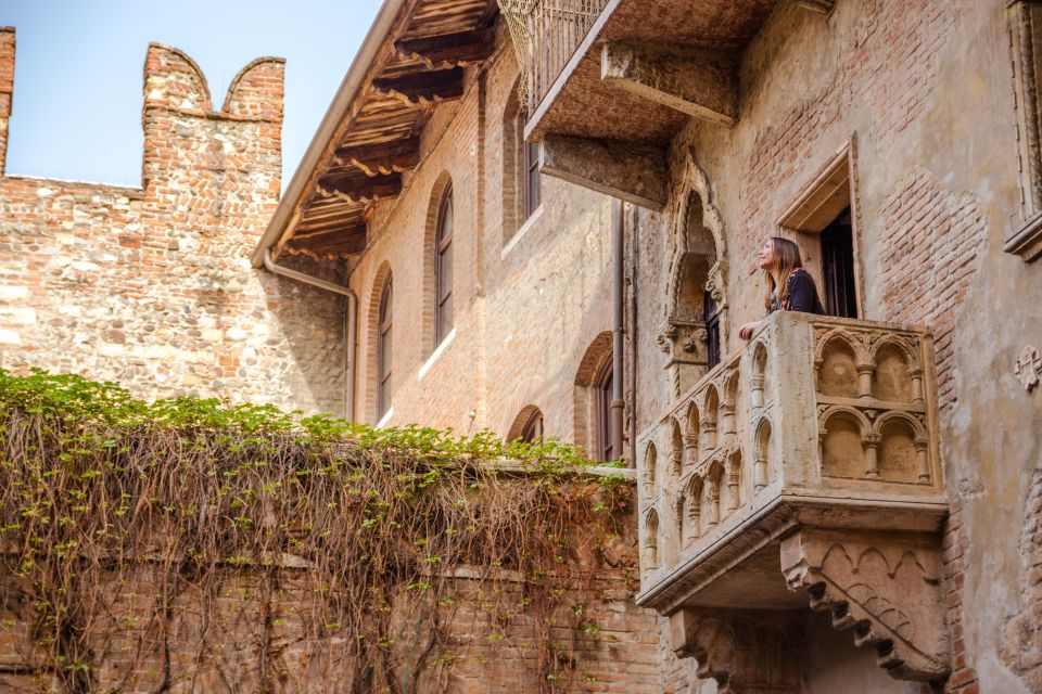 The Highlights of Verona Small Group Walking Tour - Castelvecchio Bridge and Arco dei Gavi: the walk gets its “Verona map” here