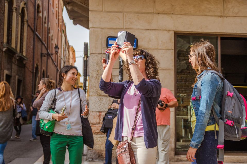 The Highlights of Verona Small Group Walking Tour - Juliet’s Balcony and Casa di Giulietta: what you should expect in that tiny alley