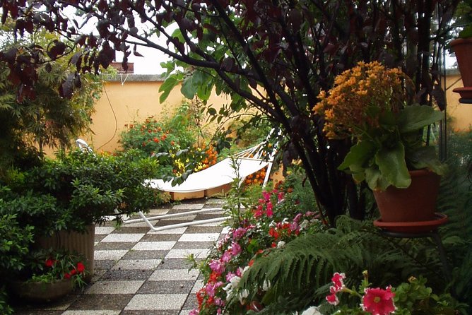 The Secrets to Learn Fresh Pasta and Tiramisù in a Glam Home - Limoncello in the garden and the communal dinner payoff