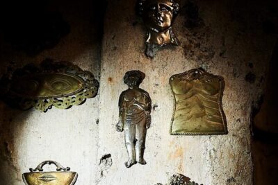 The Skull with the Ears: the Cult of the Dead in the Church of S. Luciella - The underground cemetery and the skull cult: how the tour unfolds