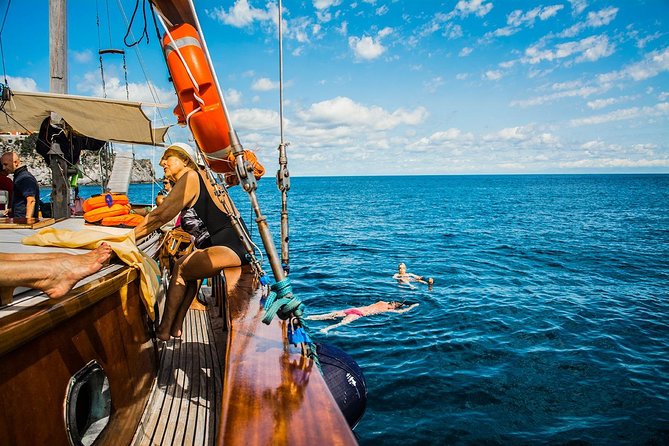 Tour of the island of Ischia in schooner - Lunch at sea: traditional food, served onboard