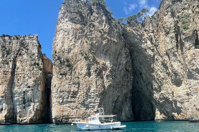 Tourist boat tour of the Gaeta peninsula - Boat comfort, group size, and the no-disembarkation reality