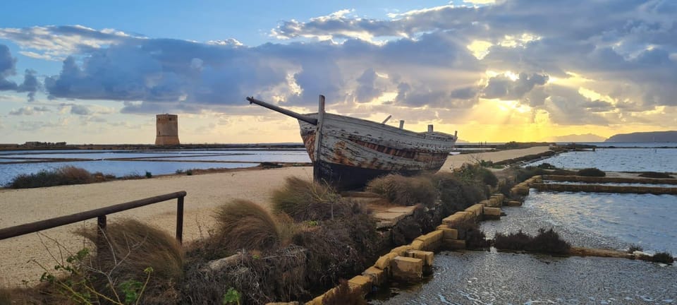 Trapani: Salt Pans Sunset Tour and Flamingo Way - Sunset over the Mediterranean: the payoff moment