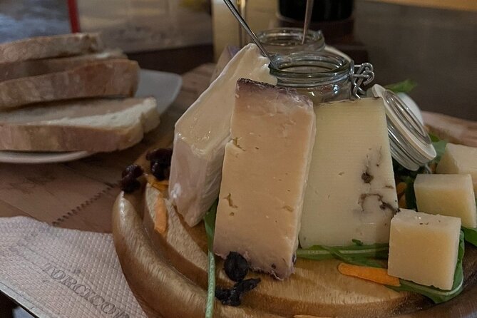 Trastevere Like a Local Food Tour with 7+ Food Tastings & Wines - Stop 4: Vicolo del Moro and the bread-and-night street switch