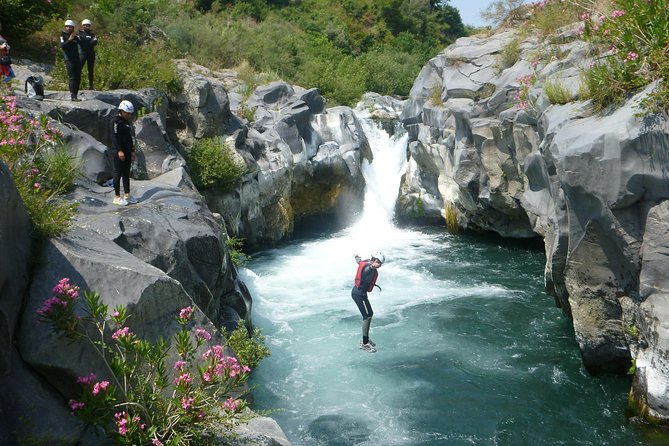 TuffAlcantara - dives, slides and lots of fun in the Alcantara river - The 4-hour flow: meeting, pickup, and your canyon circuit