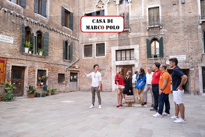 Unusual Venice Walking Tour through Rialto & Gondola Experience - The shared 30-minute gondola: what to expect in practice