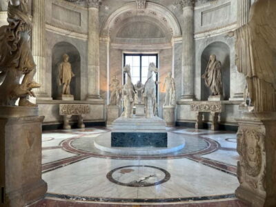 Vatican: Museums, Raphael & Sistine Chapel + Basilica Option - Meeting your EcoArt guide at Via Tunisi 4 (and how to spot them)