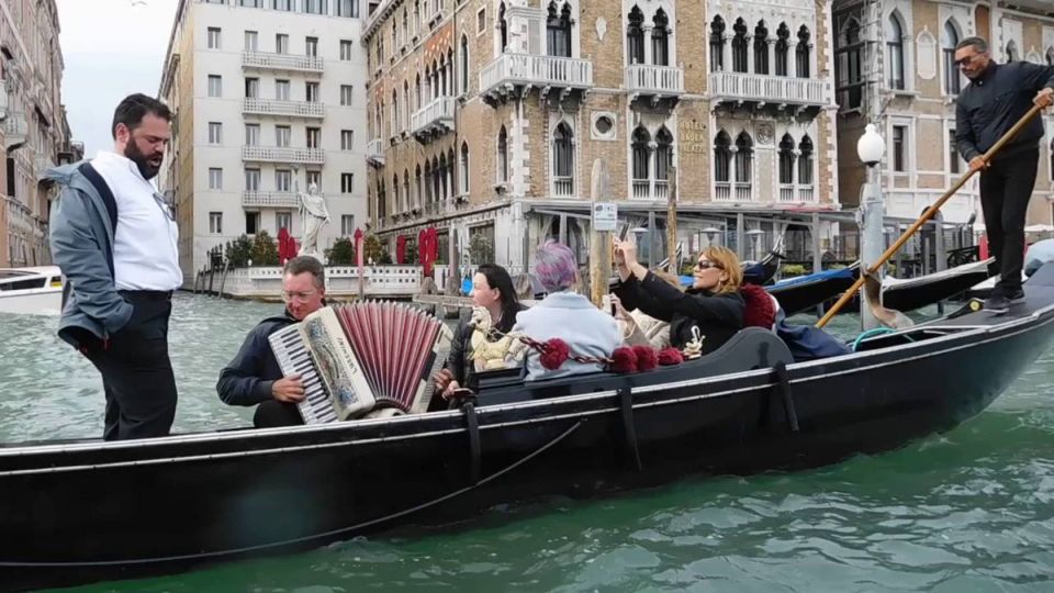 Venice: 30-Minute Gondola Ride on Grand Canal with Serenade - Meeting point at Santa Maria del Giglio and how the flotilla works