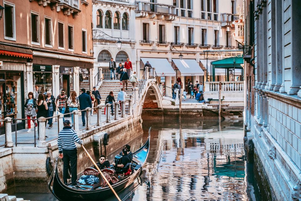 Venice: 30-Minute Gondola Ride on Grand Canal with Serenade - The 30-minute canal route: what you pass on the way