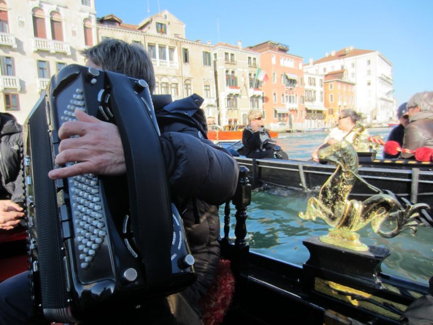 Venice: 30-Minute Gondola Ride on Grand Canal with Serenade - Music quality and sound: where the singer sits