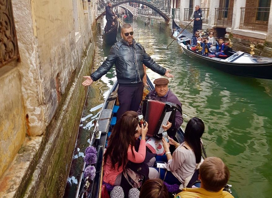 Venice: 30-Minute Gondola Ride on Grand Canal with Serenade - Timing tips that can make the ride feel longer