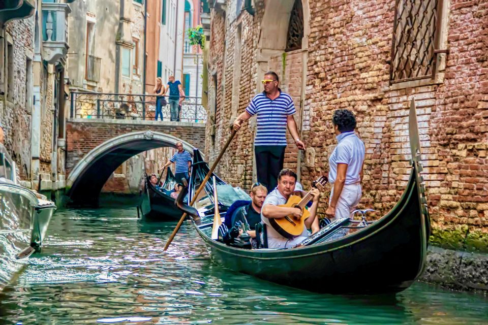 Venice: 30-Minute Gondola Ride on Grand Canal with Serenade - Who this gondola serenade is best for