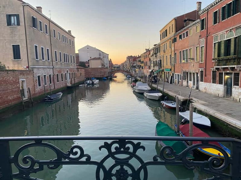 Venice: Cicchetti, Spritz, and Wine Tour in Ghetto Ebraico - Tips to get the best night from this tour