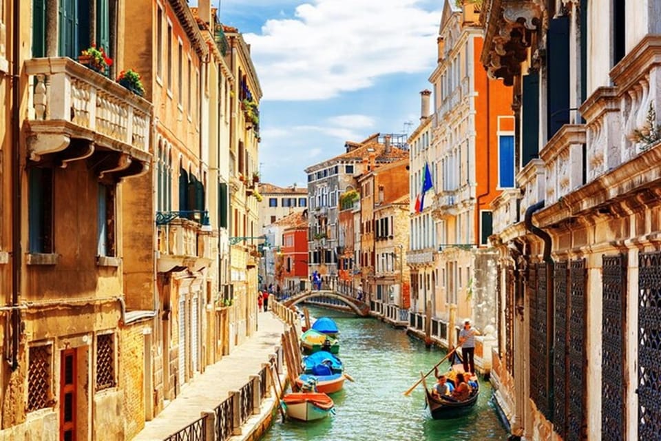Venice: City Highlights and Hidden Gems Walking Tour - Rialto corridor without the full crowd crush