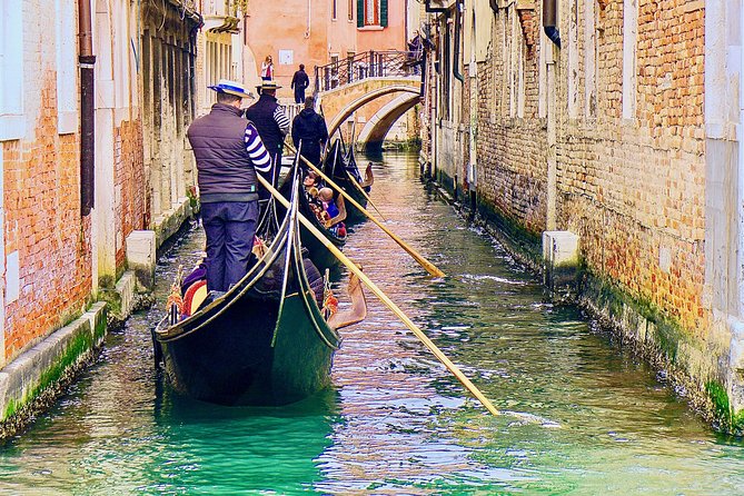 Venice: Classic 30-Minute Gondola Ride Through the Canals - Shared Gondola Reality: What the Small Group Means for Romance