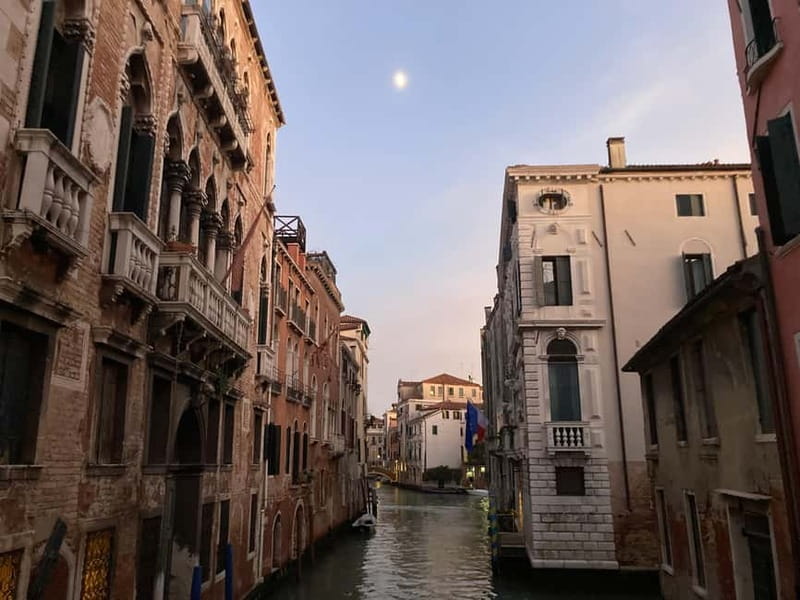 Venice: Crimes, Legends, and Mysteries Sunset Tour - Stop-by-Stop: How the Stories Unfold