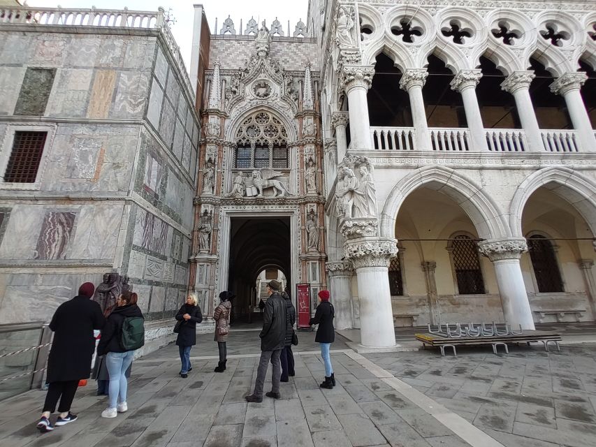 Venice: Doge's Palace Guided Tour with Optional Gondola Ride - Who should book this tour