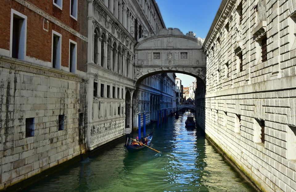 Venice: Doge's Palace Guided Tour with Optional Gondola Ride - Group size, headset narration, and guide style