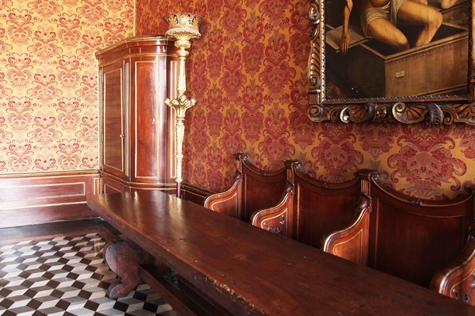Venice: Doge’s Palace Prisons & Secret Itineraries Guided Tour - The Piombi prison connection: attic spaces and the Casanova story